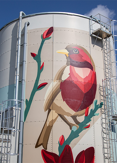 Projet Offside Studio pour Arefim GE . Grande fresque murale sur cuves sprinkler à Bresles Beauvais. Représentation oiseau coloré par Kat&Action