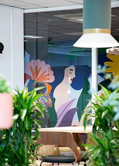 Projet Offside Studio pour Kinnarps. réalisation d'une fresque murale colorée et végétale dans le showroom de l'agence de Lyon. Illustration par Piment Martin