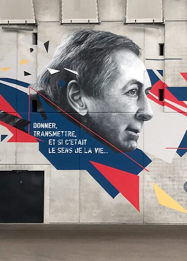Projet Offside Studio pour Groupama Stadium. Réalisation de la fresque hommage à Gerard Houllier. Portrait sur les murs du stade à Lyon