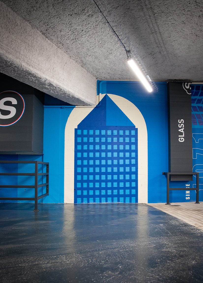 Projet Offside Studio pour Point S à Lyon. Fresque murale représentant la ville de Lyon et les éléments techniques de Point S. Renovation parking