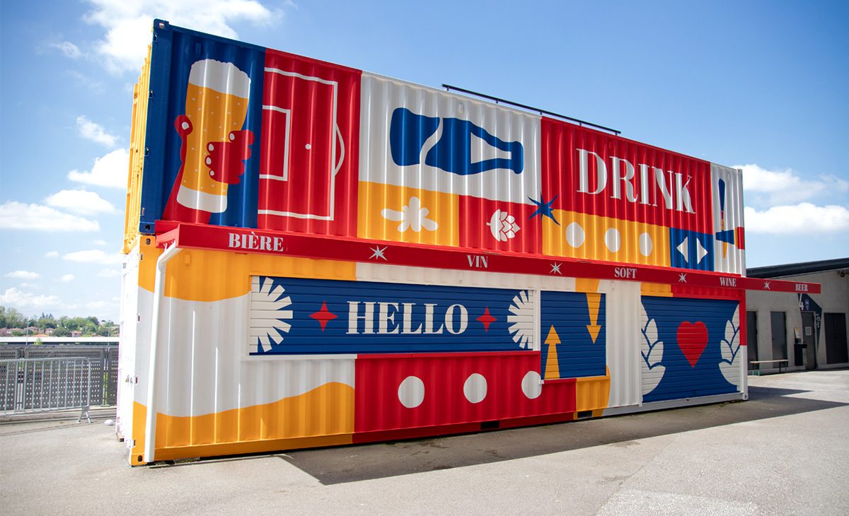 Projet Offside Studio pour Sodexo. Réalisation d'une fresque graphique et colorée sur un container en métal installé sur le parvis du Groupama Stadium à Lyon. Visuel design et moderne fresque signalétique